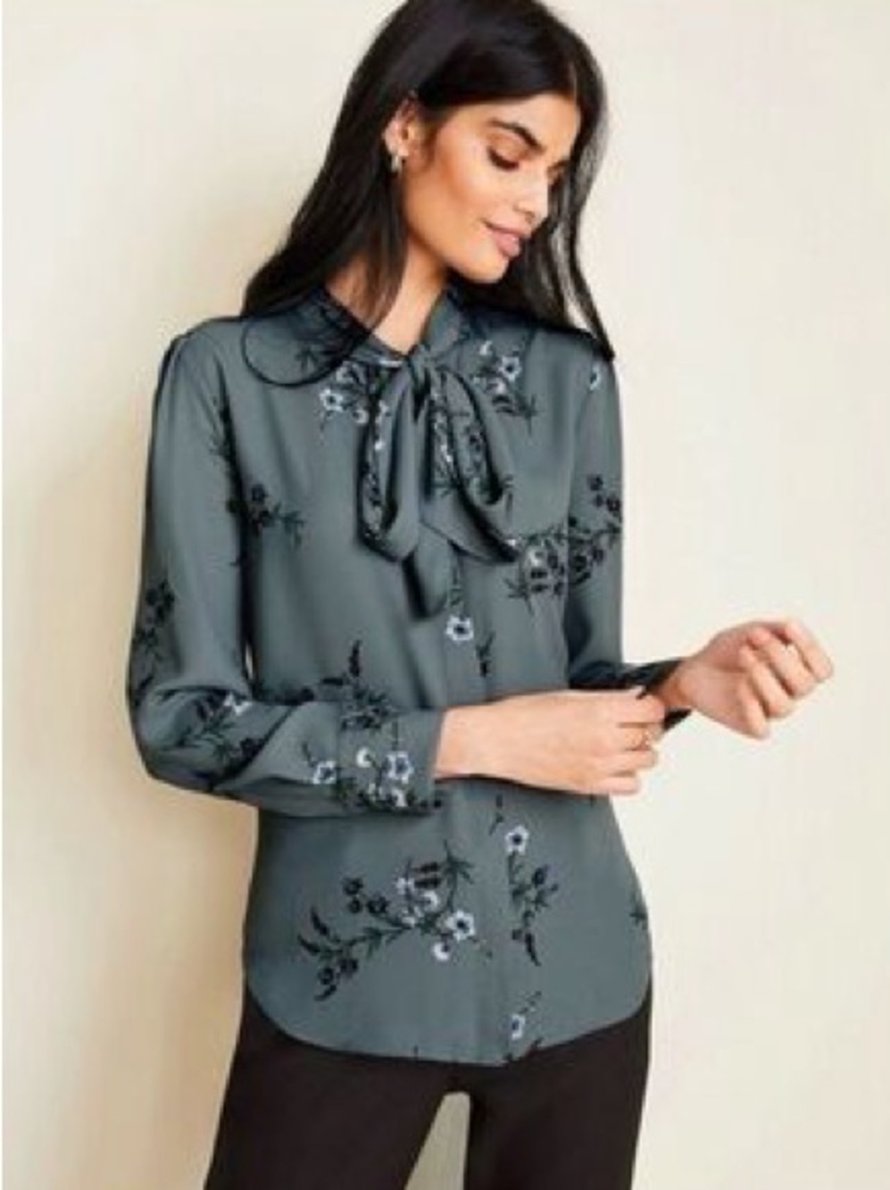ANN TAYLOR Floral Tie-Neck Pussybow Blouse in Slate Green Gray Medium